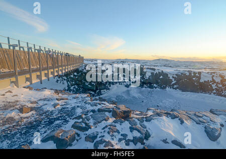 Leif le Chanceux pont entre deux continents de l'Amérique du Nord où les plaques tectoniques eurasienne et hiver Islande Reykjanes dérive Banque D'Images