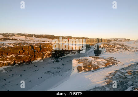 Leif le Chanceux pont entre deux continents de l'Amérique du Nord où les plaques tectoniques eurasienne et hiver Islande Reykjanes dérive Banque D'Images