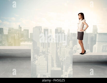 Businesswoman standing sur le bord de toit Banque D'Images