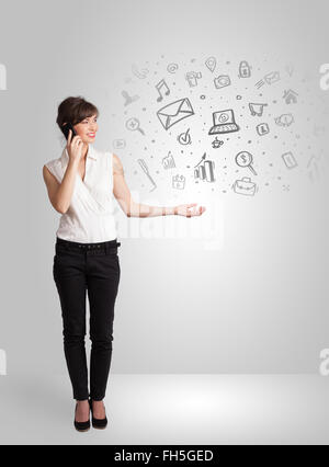 Fille d'affaires présentant des croquis dessinés à la main, des graphiques et des tableaux Banque D'Images