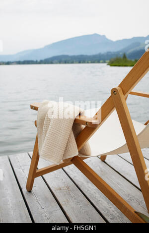 Chaise longue avec serviette sur Dock, Tirol, Autriche Banque D'Images