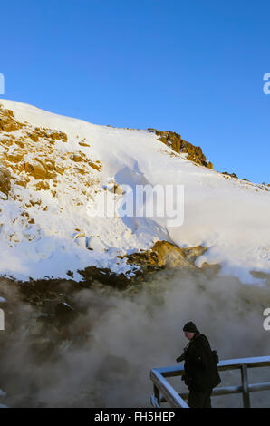 La zone géothermique de Krýsuvík source chaude bouillante où tourisme boardwalk engouffré dans la péninsule de Reykjanes hiver vapeur l'Islande Banque D'Images