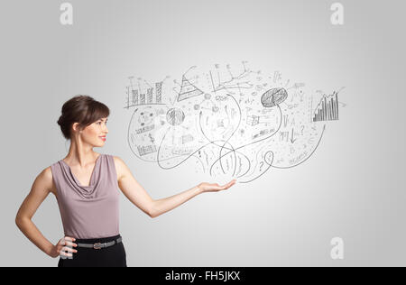 Fille d'affaires présentant des croquis dessinés à la main, des graphiques et des tableaux Banque D'Images