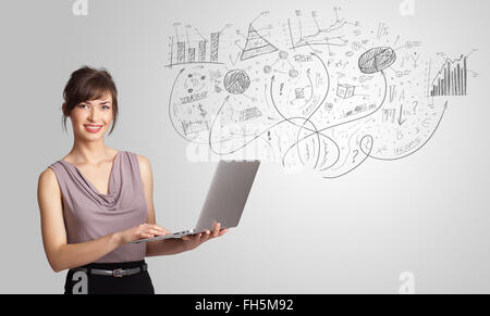 Fille d'affaires présentant des croquis dessinés à la main, des graphiques et des tableaux Banque D'Images
