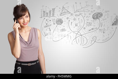 Fille d'affaires présentant des croquis dessinés à la main, des graphiques et des tableaux Banque D'Images