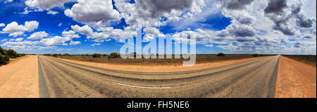 Large panorama de l'Eyre Highway vide dans la plaine du Nullarbor de l'Australie du Sud sur une journée ensoleillée. Banque D'Images