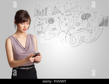 Fille d'affaires présentant des croquis dessinés à la main, des graphiques et des tableaux Banque D'Images