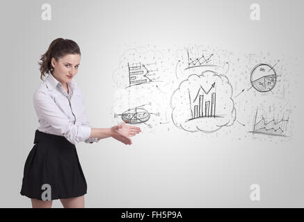 Fille d'affaires présentant des croquis dessinés à la main, des graphiques et des tableaux Banque D'Images
