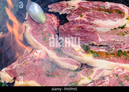 La viande fraîche avant d'être grillés sur le barbecue. Sauce : huile d'olive, le persil. Banque D'Images