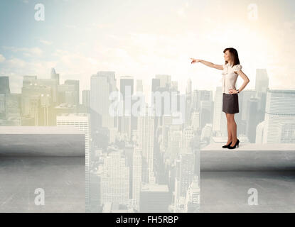 Businesswoman standing sur le bord de toit Banque D'Images