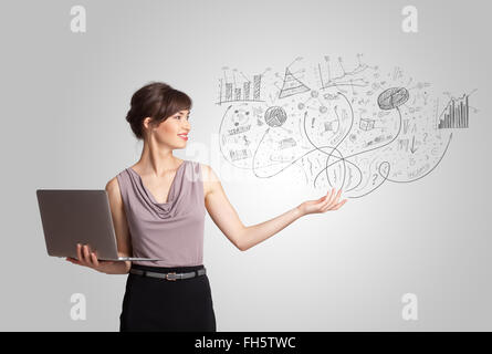 Fille d'affaires présentant des croquis dessinés à la main, des graphiques et des tableaux Banque D'Images