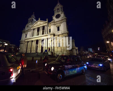 Le trafic et la face de la Cathédrale St Paul, dans le centre de Londres la nuit Banque D'Images
