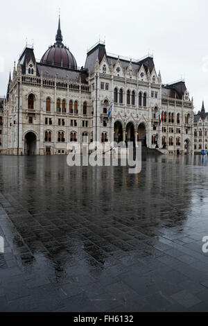 Bâtiment du Parlement hongrois sur jour de pluie, Budapest, Hongrie Banque D'Images