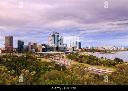 Vue rapprochée de Perth city skyscrapers de Kings Park de lookout élevé sur une journée ensoleillée. L'autoroute et d'arbres le long de swan Banque D'Images