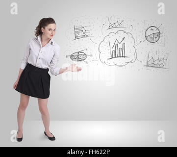Fille d'affaires présentant des croquis dessinés à la main, des graphiques et des tableaux Banque D'Images