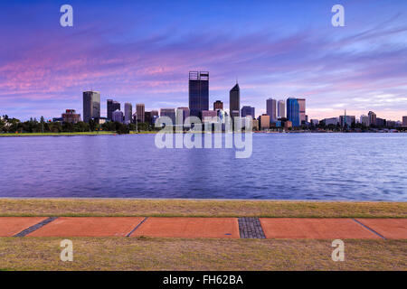 Vue panoramique de gratte-ciel à Perth, Australie occidentale, à travers Swan River au lever du soleil. Sentier de marche en arrière-plan.