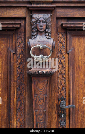 Close-up de heurtoir de porte en bois sculpté, Cesky Krumlov, République tchèque Replublic. Banque D'Images