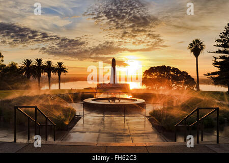 Vue avant du mémorial des soldats tombés dans la région de Kings Park de Perth , capitale de l'ouest de l'Australie. Soleil levant litting fontaines Banque D'Images