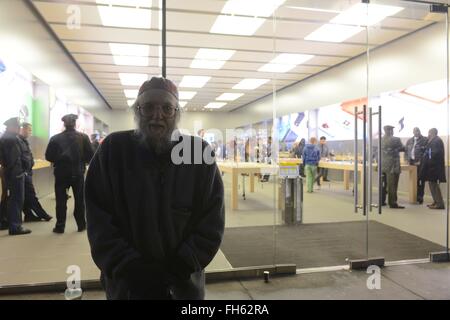 Philadelphie, Pennsylvanie, USA. Feb 23, 2016. Le Rabbin Arthur, WAKOV de Philadelphie, dit que c'est une pente glissante si Apple oblige avec le FBI, la demande qu'il rejoint par d'autres partisans, rassemble au cours d'un 23 février 2016 manifestation devant l'Apple Store de Walnut Street, dans le centre-ville de Philadelphie, PA. Credit : Bastiaan Slabbers/ZUMA/Alamy Fil Live News Banque D'Images