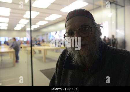 Philadelphie, Pennsylvanie, USA. Feb 23, 2016. Le Rabbin Arthur, WAKOV de Philadelphie, dit que c'est une pente glissante si Apple oblige avec le FBI, la demande qu'il rejoint par d'autres partisans, rassemble au cours d'un 23 février 2016 manifestation devant l'Apple Store de Walnut Street, dans le centre-ville de Philadelphie, PA. Credit : Bastiaan Slabbers/ZUMA/Alamy Fil Live News Banque D'Images