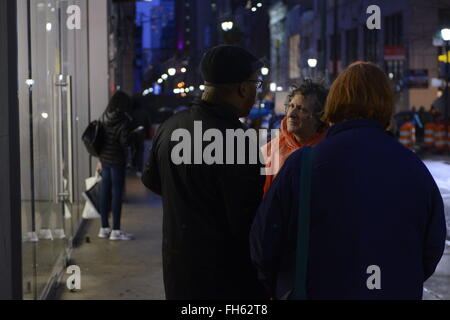 Philadelphie, Pennsylvanie, USA. Feb 23, 2016. Petit groupe de consommateurs et d'activistes communautaires préoccupés par leur 4ème amendement de l'homme recueillent l'extérieur Apple Store dans centre ville de Philadelphie pour un 23 février 2016, s'opposant à la protestation du Federal Bureau of Investigation demande à Apple pour déverrouiller iphone pour enquête criminelle de San Bernadine Shooter's iPhone. Credit : Bastiaan Slabbers/ZUMA/Alamy Fil Live News Banque D'Images