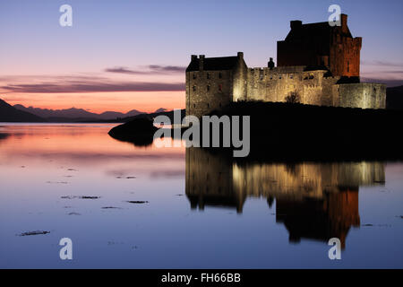 Le château d'Eilean Donan au coucher du soleil dans les Highlands, en Écosse. Prises à partir de la rive du Loch Duich nr le Kyle of Lochalsh Banque D'Images