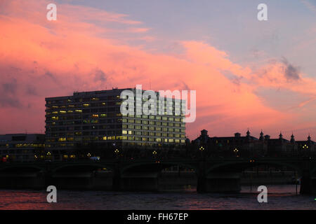 St Thomas' Hospital sur la rive sud de la Tamise au coucher du soleil, Lambeth, London, England, UK Banque D'Images