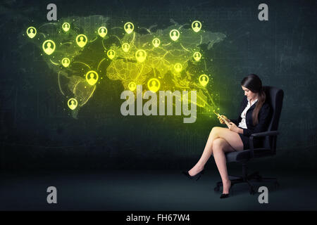 Businesswoman in office de tablettes et social network world map Banque D'Images
