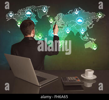 Vendeur s'appuyant sur la carte du monde au bureau Banque D'Images