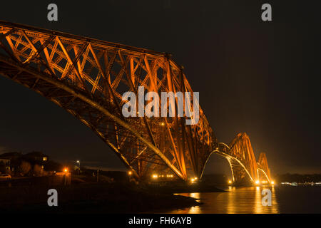 Les trois travées cantilever de la Forth Bridge at night, à au sud de North Queensferry, Fife, en Écosse. Banque D'Images