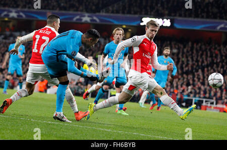 Londres, Royaume-Uni. Feb 23, 2016. Neymar (2e L) de Barcelone pousses durant la ronde de la Ligue des Champions 16 1ère manche match entre Arsenal et Barcelone à l'Emirates Stadium à Londres, Angleterre le 23 février 2016. Arsenal a perdu 0-2. © Han Yan/Xinhua/Alamy Live News Banque D'Images