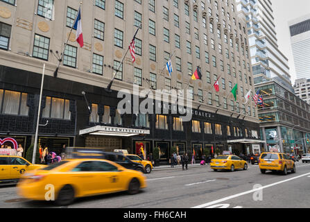 Extérieur de Bloomingdale's department store sur Lexington Avenue à New York avec motion-blur taxis Banque D'Images