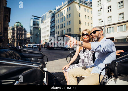 L'Autriche, Vienne, couple on visite guidée en fiaker Banque D'Images