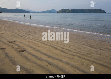 La plage de Pantai Cenang Langkawi est la destination touristique la plus populaire et la principale plage de l'île. Banque D'Images