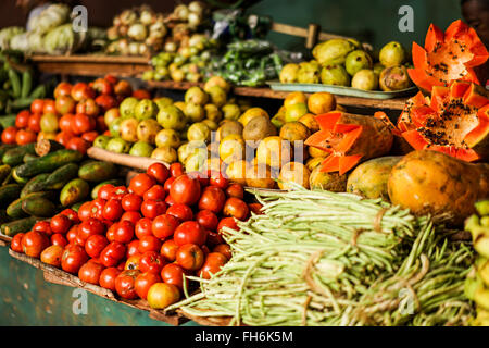 Marché de Fruits et légumes tropicaux mélangés avec des produits locaux, à La Havane, Cuba Banque D'Images