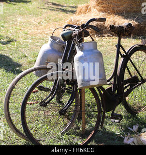 Deux anciennes bicyclettes rouillées pour le transport du lait Banque D'Images