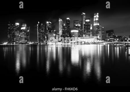 Vues de la nuit de Singapour Marina Bay, panorama, photo en noir et blanc. Banque D'Images