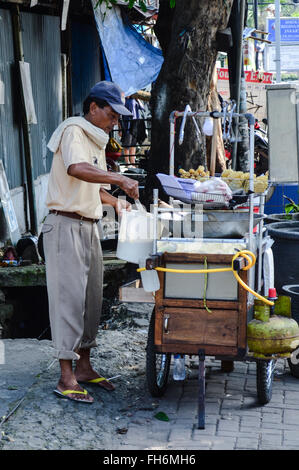 Man fried snack-vendeur à Jakarta, Indonésie Banque D'Images