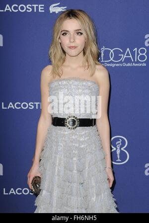 Los Angeles, CA. Feb 23, 2016. Kiernan Shipka arrivées au 18e pour les concepteurs de costumes Guild Awards, le Beverly Hilton Hotel, Los Angeles, CA, 23 février 2016. Credit : Dee Cercone/Everett Collection/Alamy Live News Banque D'Images