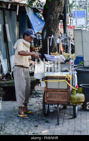 Man fried snack-vendeur à Jakarta, Indonésie Banque D'Images