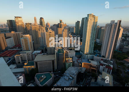 Manille, Philippines - 23 Février, 2016 : Makati City Skyline at sunset . Banque D'Images