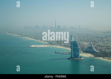 Dubaï, Émirats arabes unis - 17 octobre 2014 : une photo du célèbre hôtel Burj Al Arab à Dubaï prises à partir d'un hydravion. Banque D'Images