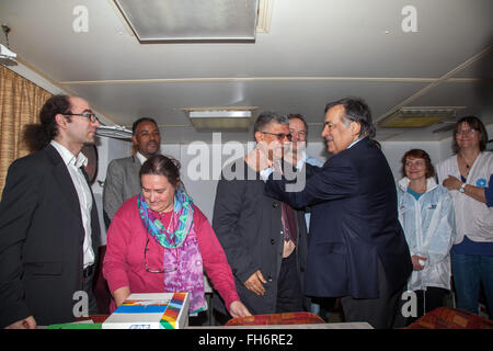 Palerme, Italie. Feb 23, 2016. Au port de Palerme, le maire Leoluca Orlando s'est félicité de l'équipage du Verseau. © Antonio Melita/Pacific Press/Alamy Live News Banque D'Images