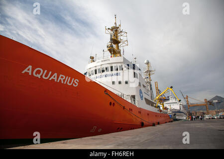 Palerme, Italie. Feb 23, 2016. Le verseau a quitté le port de Marseille avec l'équipe de recherche et de sauvetage de Méditerranée SOS et l'équipe médicale de Médecins du Monde à bord d'arrêter à Palerme. © Antonio Melita/Pacific Press/Alamy Live News Banque D'Images