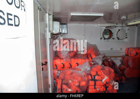 Palerme, Italie. Feb 23, 2016. Le verseau a quitté le port de Marseille avec l'équipe de recherche et de sauvetage de Méditerranée SOS et l'équipe médicale de Médecins du Monde à bord d'arrêter à Palerme. Le navire va commencer ses opérations de recherche et sauvetage du 25 février. © Antonio Melita/Pacific Press/Alamy Live News Banque D'Images