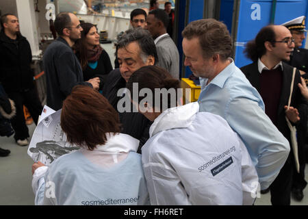 Palerme, Italie. Feb 23, 2016. Au port de Palerme, le maire Leoluca Orlando s'est félicité de l'équipage du Verseau. © Antonio Melita/Pacific Press/Alamy Live News Banque D'Images