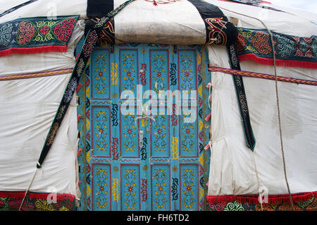 Porte en bois décorée d'une yourte traditionnelle, ou ger portable qui tente ronde recouverte de feutre et utilisés comme logements par les nomades dans les steppes de l'Asie centrale. Banque D'Images