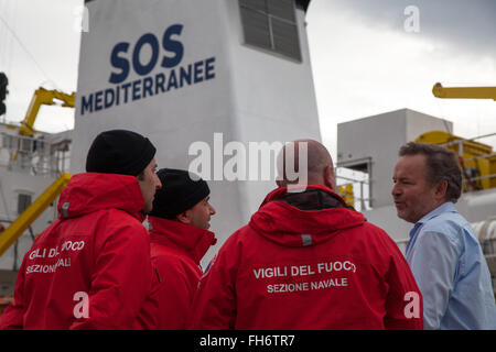 Palerme, Italie. Feb 23, 2016. Le verseau a quitté le port de Marseille avec l'équipe de recherche et de sauvetage de Méditerranée SOS et l'équipe médicale de Médecins du Monde à bord d'arrêter à Palerme. © Antonio Melita/Pacific Press/Alamy Live News Banque D'Images