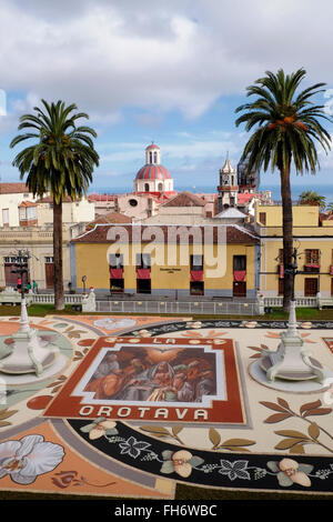 Vue sur le tapis de fleurs de Corpus Christi dans la place de l'hôtel de ville fait presque entièrement à partir de sables volcaniques de couleur dans la ville de La Orotava dans la partie nord de l'île de Tenerife en Canaries, Espagne, le 11 juin 2015. Le Corpus Christi des tapis de fleurs à La Orotava est une tradition annuelle à laquelle les rues sont décorées avec des tapis faits de pétales de fleurs et d'autres parties de la plante avec des images représentant différentes scènes religieuses. Banque D'Images