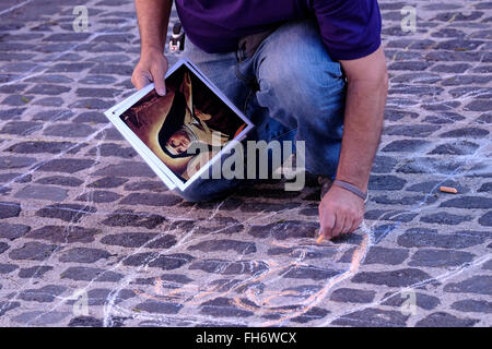 La population locale la création d'élaborer des images à partir de pétales de fleurs aux couleurs vives et les semences d'herbe pendant la Corpus Christi Alfombra tapis de fleurs ou d'événement dans la ville de La Orotava dans la partie nord de l'île de Tenerife en Canaries, Espagne, le 11 juin 2015. Le Corpus Christi des tapis de fleurs à La Orotava est une tradition annuelle à laquelle les rues sont décorées avec des tapis faits de pétales de fleurs et d'autres parties de la plante avec des images représentant différentes scènes religieuses. Banque D'Images